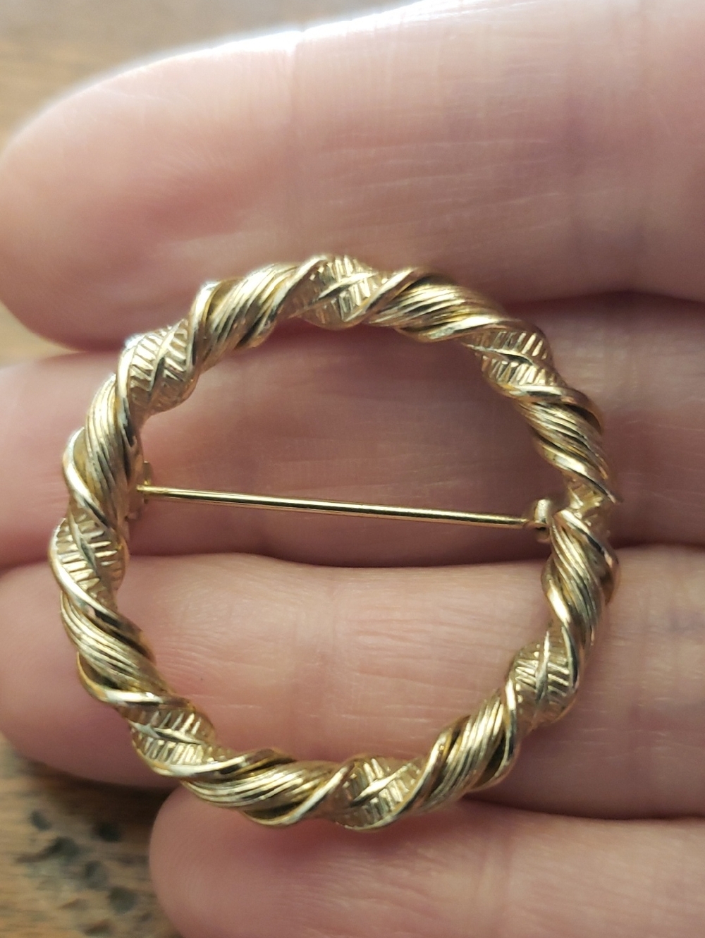 Vtg Gold-Tone Twisted Rope Circle Brooch - 1.25" Diameter